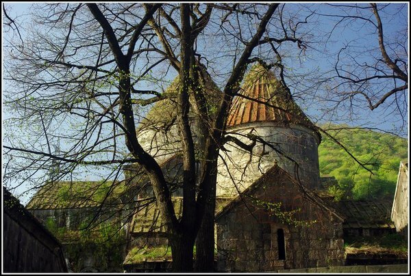 На переднем плане церковь св. Аствацацин