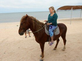 На коня садилась только по приказу и благословению отца Виталия. 